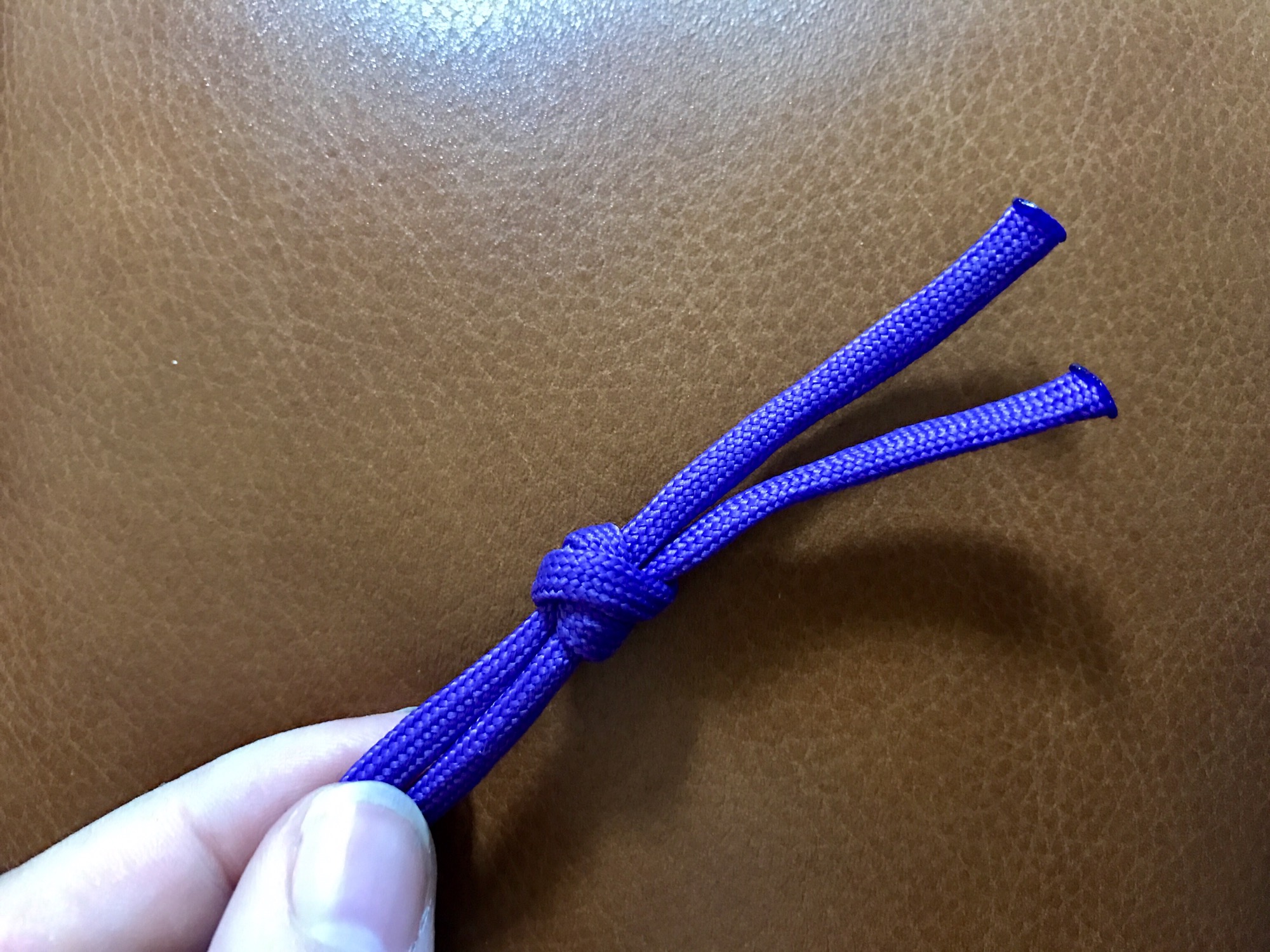Finished overhand cross-over knot